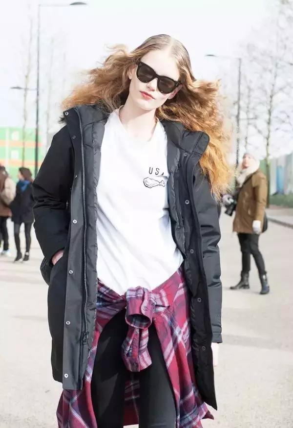 好冷啊！我只想躲进羽绒服里装成一个时髦的瘦子！