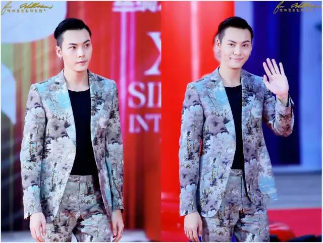 陈伟霆李易峰黑白配表演,李易峰陈伟霆出席活动西服