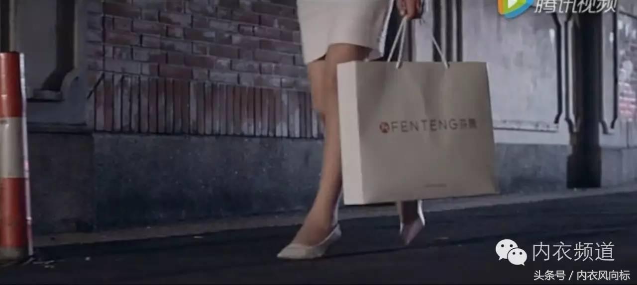 女人、睡衣与狗,芬腾用7分钟讲了一个“忠犬八公”的故事