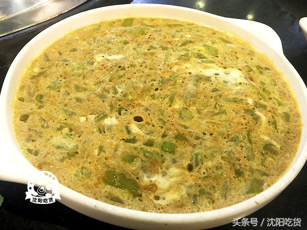 热气腾腾的铁锅炖鱼看起来好美味,铁锅炖鱼真的好吃