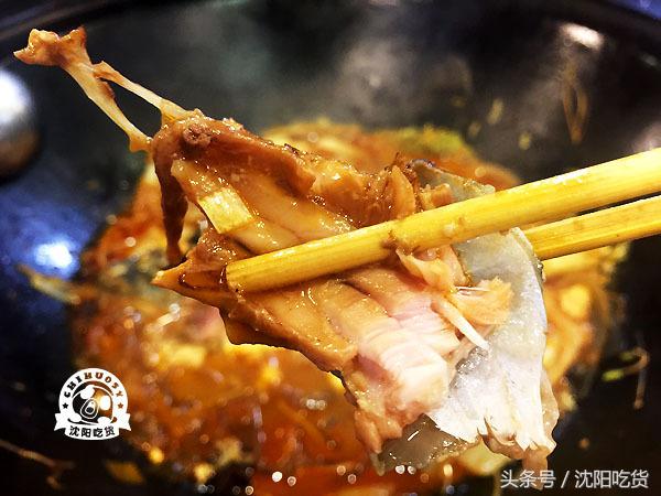 热气腾腾的铁锅炖鱼看起来好美味,铁锅炖鱼真的好吃