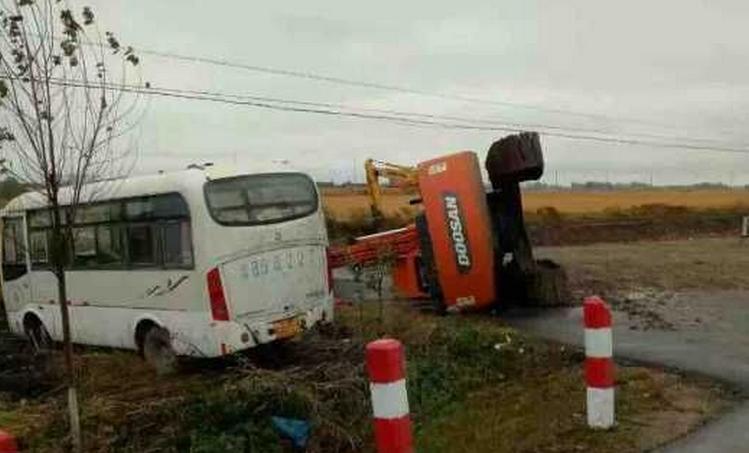 挖机被撞了,挖机撞了小车怎么解决