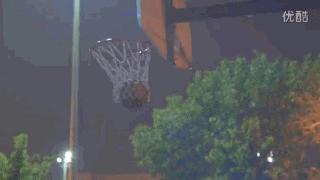 妹子你知道吗？衣服破了个口子，快点回去补补吧！