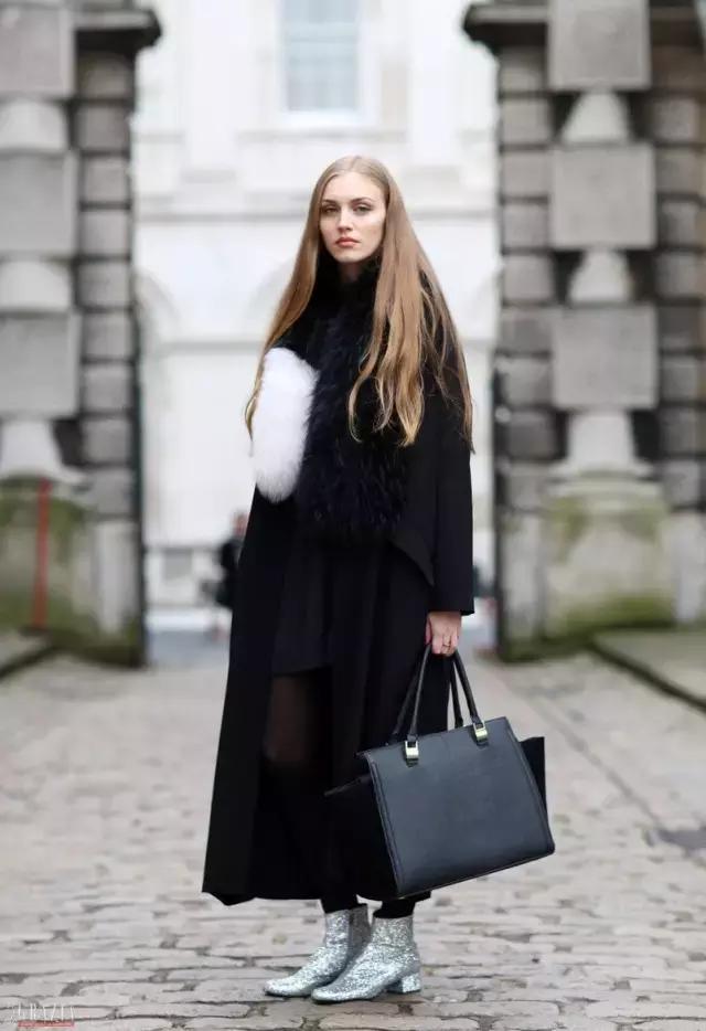 这天不冷不热,适合撩条毛披肩上!