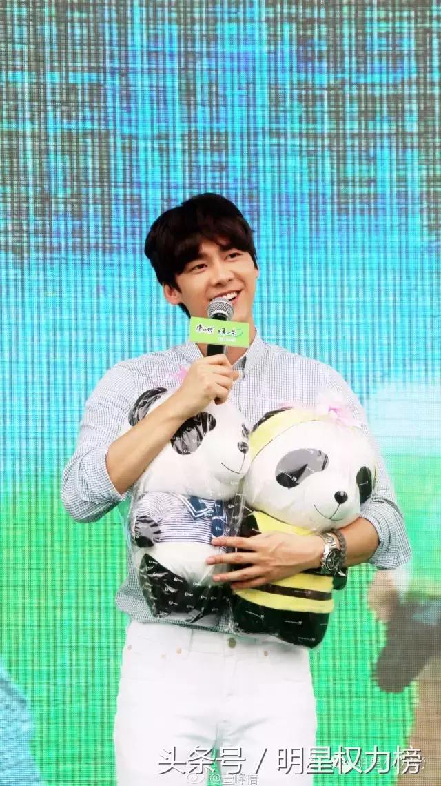 实拍偶遇陈伟霆赵丽颖张艺兴,赵丽颖陈伟霆卡通