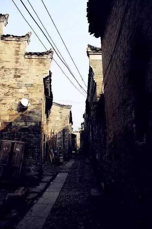 这个村庄一千年前建了个生态下水道，全村至今不淹水，生物还活着