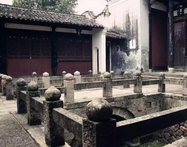 这个村庄一千年前建了个生态下水道，全村至今不淹水，生物还活着