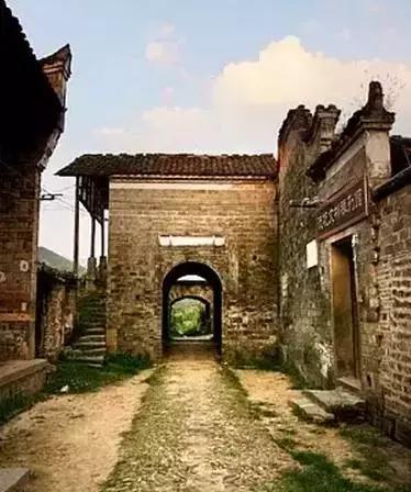 这个村庄一千年前建了个生态下水道，全村至今不淹水，生物还活着