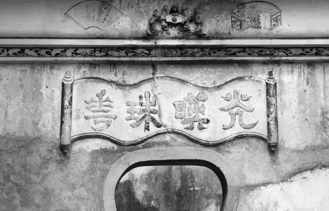 这个村庄一千年前建了个生态下水道，全村至今不淹水，生物还活着