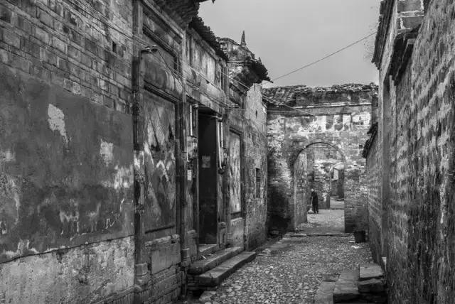 这个村庄一千年前建了个生态下水道，全村至今不淹水，生物还活着