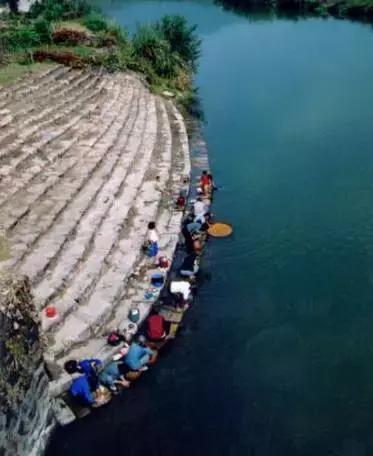 这个村庄一千年前建了个生态下水道，全村至今不淹水，生物还活着