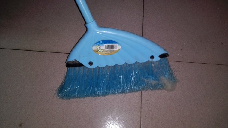 一扫地就粘头发怎么办,扫地头发粘扫把上怎么办