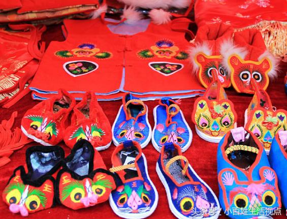 最传统的地摊生意,饰品地摊卖什么最吸引人