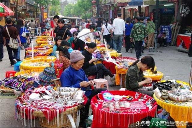 最传统的地摊生意,饰品地摊卖什么最吸引人