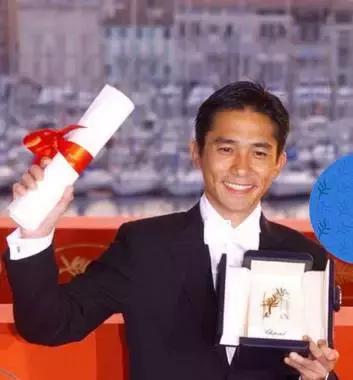 网友说,他的眼神无法以言语来形容