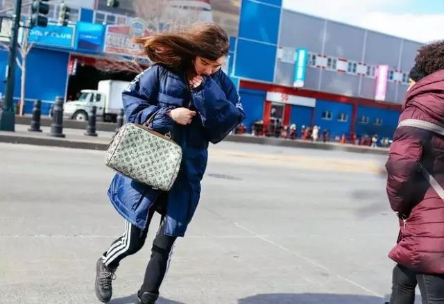 好冷啊！我只想躲进羽绒服里装成一个时髦的瘦子！