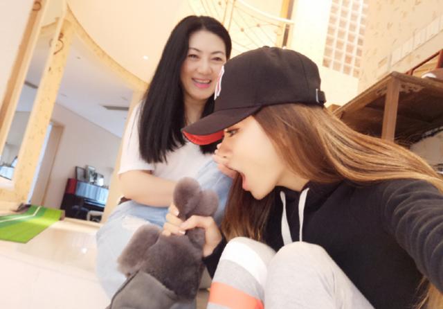 袁姗姗雪地靴视频,袁姗姗穿过膝长靴街拍