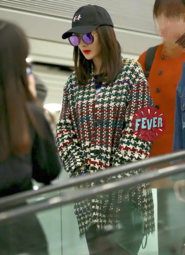 孔孝真同款棉袄,孔孝真穿搭灰色大衣