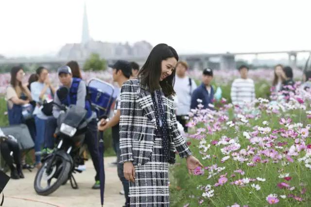 孔孝真同款棉袄,孔孝真穿搭灰色大衣