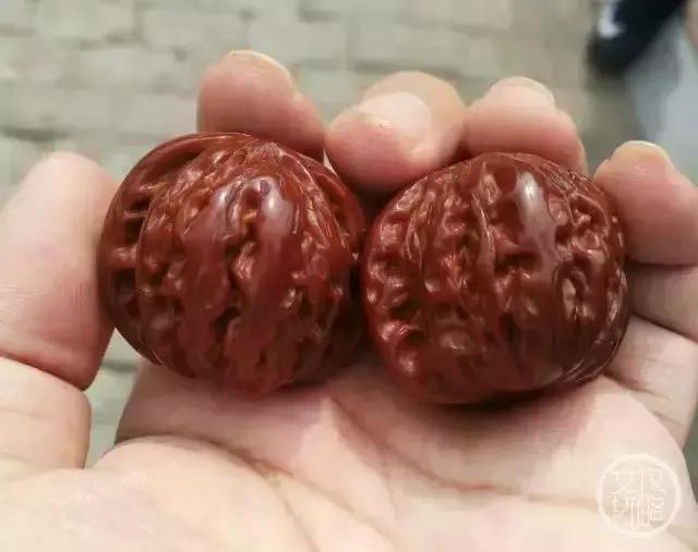 核桃刚入手怎么变红,刚买的核桃发红