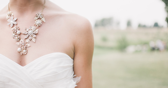 高富帅用全部家产求婚成功,结婚当天他却把我和别的男人关到一起