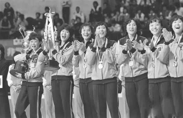 中国女排上次世界冠军是什么时间,1986年女排几次蝉联世界冠军