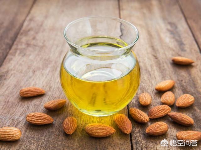 冬天到了身上会有雪花一样的皮屑,北方冬天天气干燥身上掉皮屑