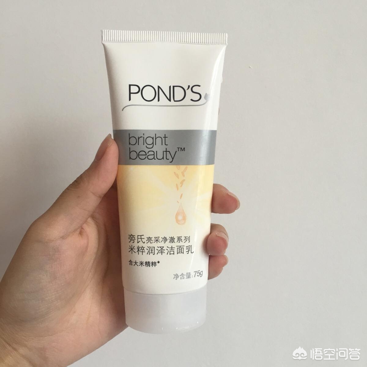 冬天到了身上会有雪花一样的皮屑,北方冬天天气干燥身上掉皮屑