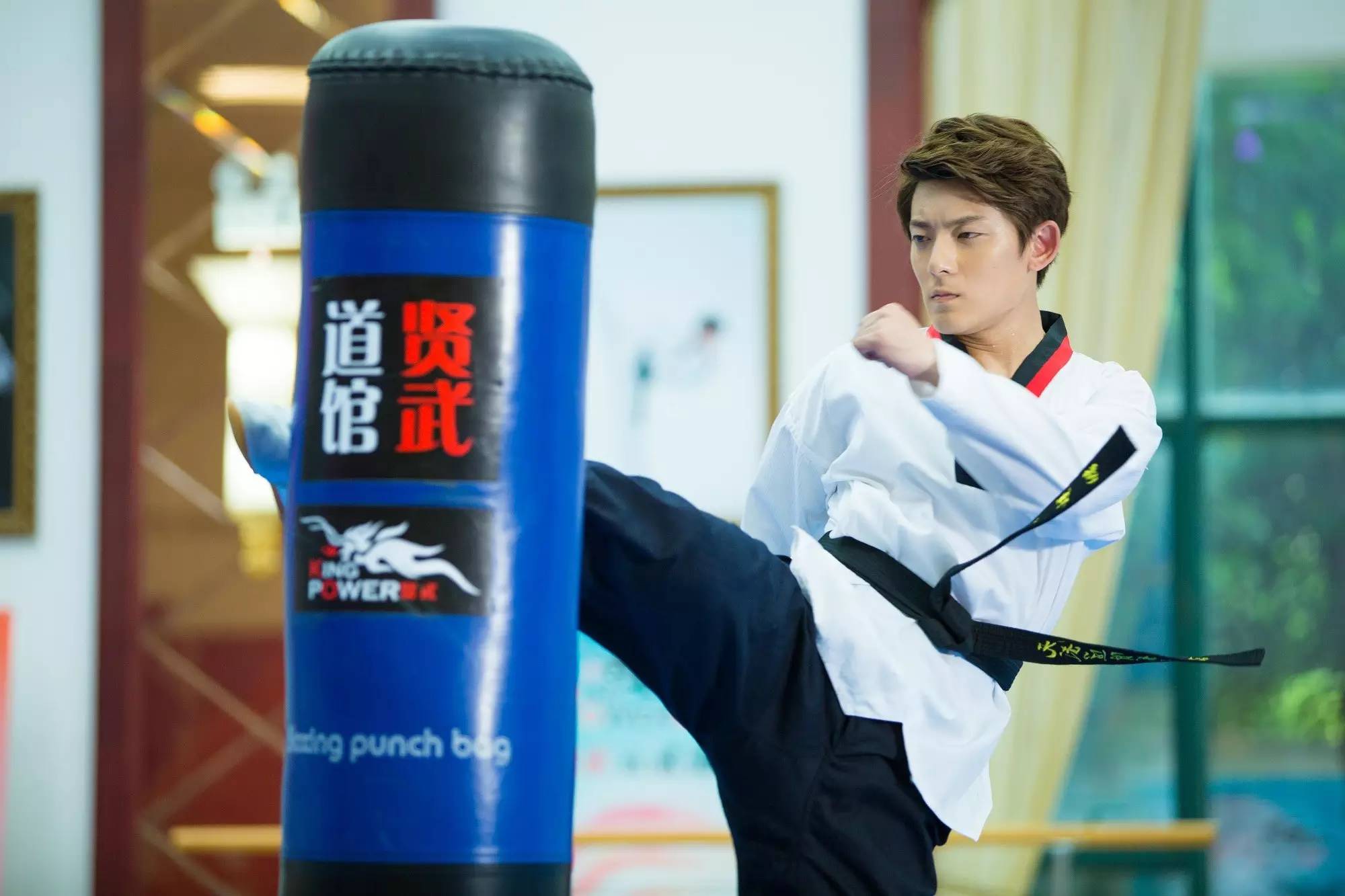 看个电视就要学武术，你咋不上天呢？