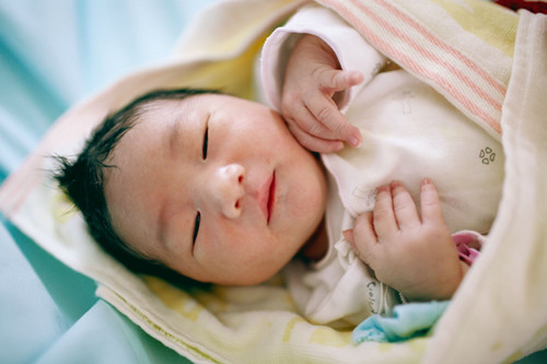 新生儿黄疸多久能退完病理性黄疸,新生儿黄疸尿黄是不是正在退黄疸