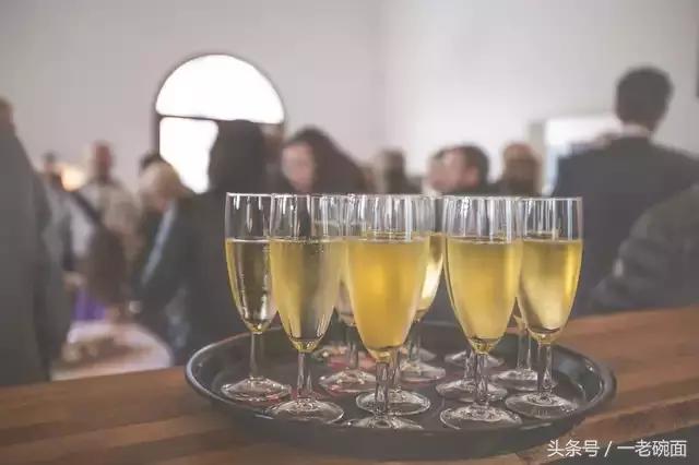 文人的冷漠是源于内心的强大,暗讽人情冷漠的句子