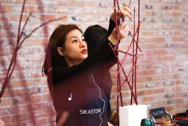 眼光*瞻高**，风景不请自来——传媒女郎的花艺跨界“小心机”