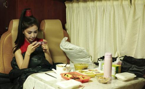 赵丽颖杨幂baby倪妮,赵丽颖和杨幂玩游戏