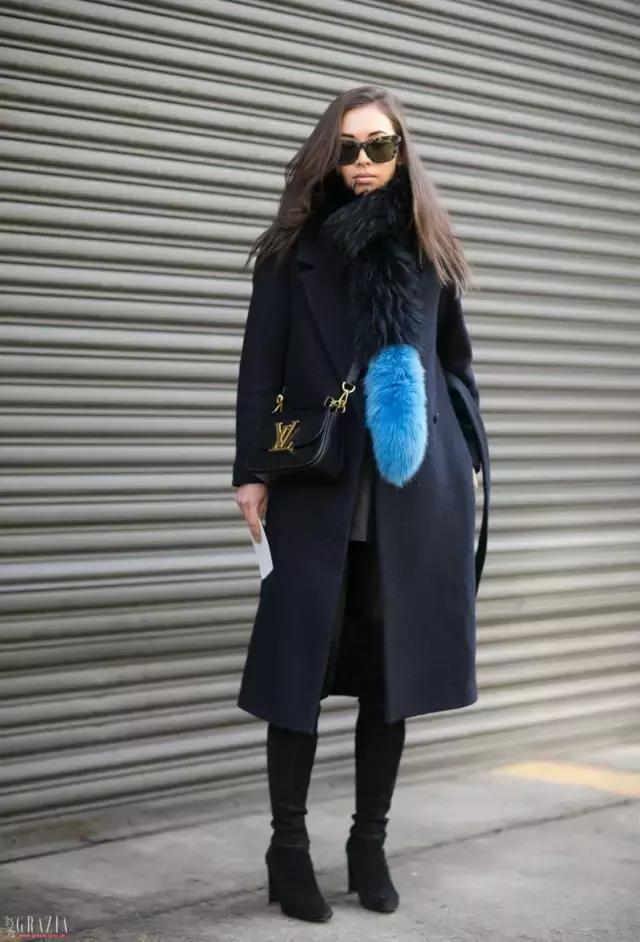 这天不冷不热,适合撩条毛披肩上!