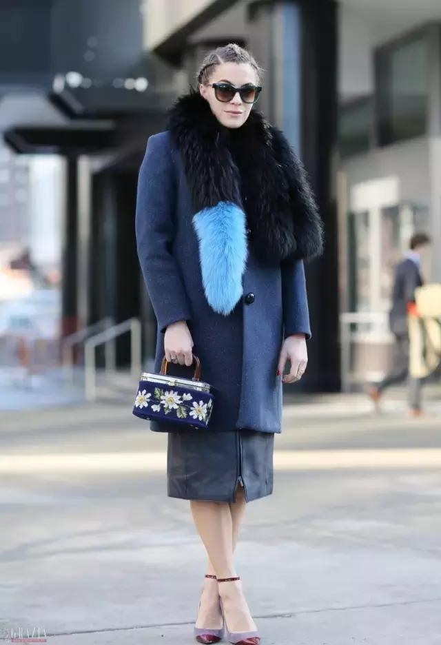 这天不冷不热,适合撩条毛披肩上!