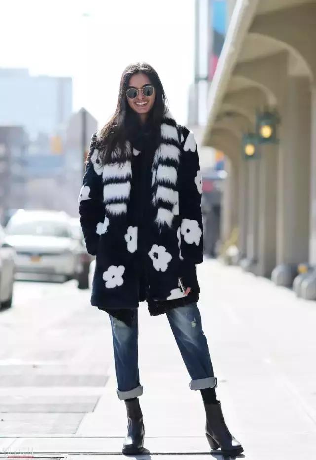 这天不冷不热,适合撩条毛披肩上!