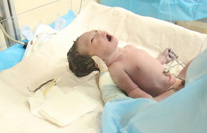 “邓超”曝光一助产士跪地40分钟，为患精神分裂产妇缝针