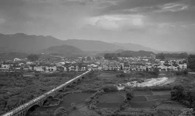 这个村庄一千年前建了个生态下水道，全村至今不淹水，生物还活着