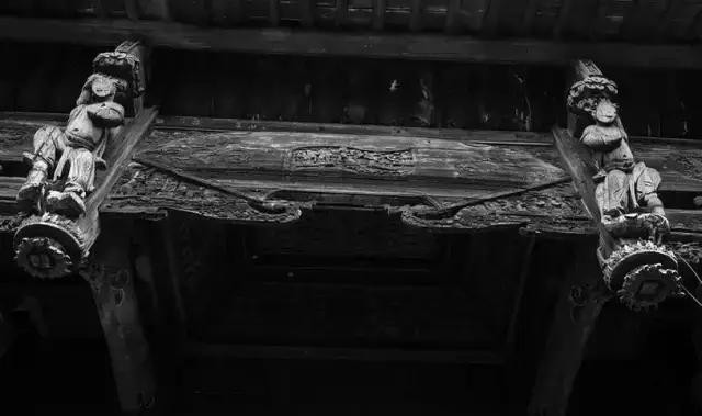 这个村庄一千年前建了个生态下水道，全村至今不淹水，生物还活着