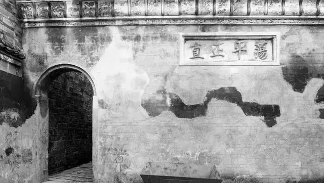 这个村庄一千年前建了个生态下水道，全村至今不淹水，生物还活着