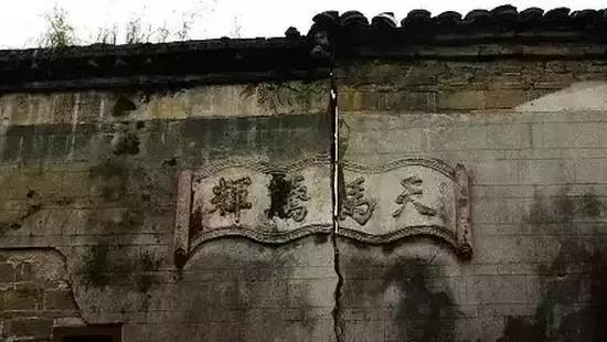 这个村庄一千年前建了个生态下水道，全村至今不淹水，生物还活着