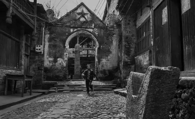 这个村庄一千年前建了个生态下水道，全村至今不淹水，生物还活着