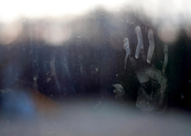 玻璃上的漆的清洁方法,玻璃脏了不好擦教你一招轻松解决