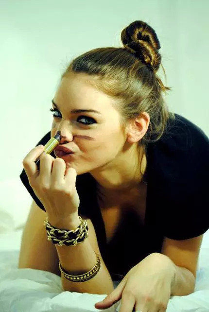 bb霜可以直接上脸吗,涂bb霜后脸粘怎么办