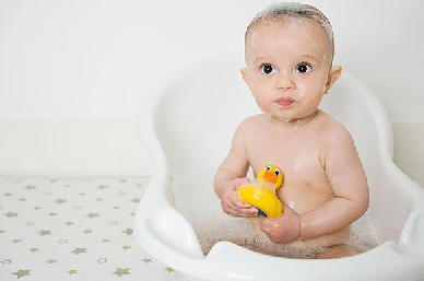 夏季干燥性湿疹婴儿怎么处理,冬季洗澡太勤易患干燥性湿疹