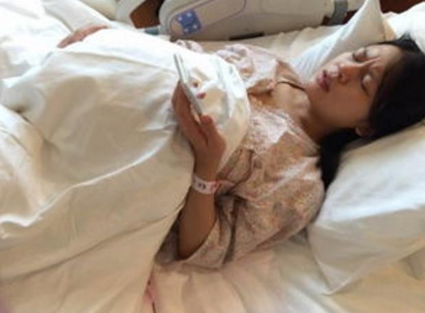 医生用钳子破羊水,孕妇用剪刀弄破羊水