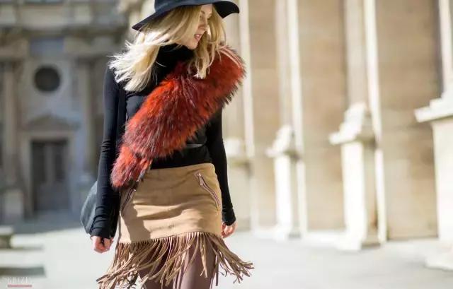 这天不冷不热,适合撩条毛披肩上!