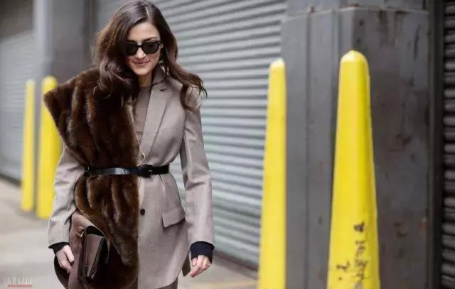 这天不冷不热,适合撩条毛披肩上!