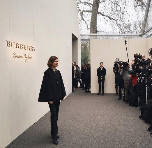 这条礼仪小姐的“迎宾带”,竟然被日日、袁姗姗……抢披上身!