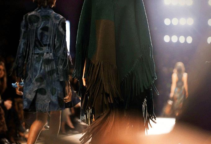 这条礼仪小姐的“迎宾带”,竟然被日日、袁姗姗……抢披上身!